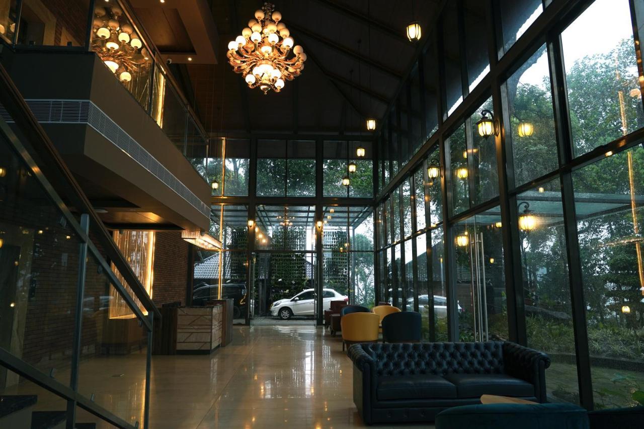 Elephant Passage Munnar Exterior photo Interior of the hotel